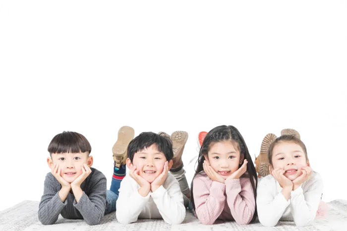 快乐儿童们趴在地毯上免扣png