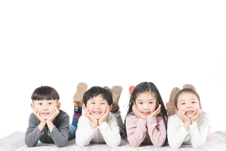 快乐儿童们趴在地毯上免扣png