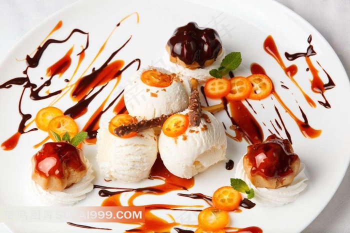 盘子里的美味冰激凌