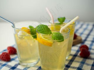 清爽夏季果汁饮品摄影照片