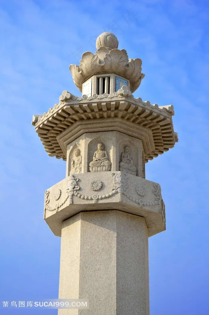 天空下的古代石柱