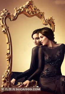 背对镜子的女人