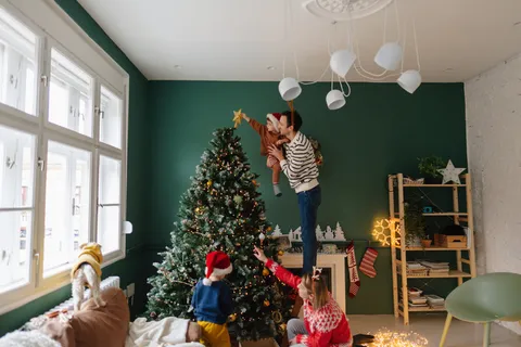 圣诞节室内人物一家人在室内装饰圣诞树场景圣诞送礼物(96)