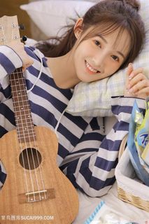 抱着吉他的清纯美女图片