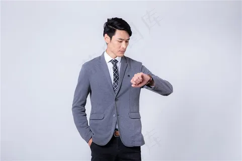 看手表的商务男士 看手表的商务男士