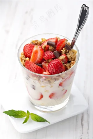 草莓巧克力奶油冰淇淋