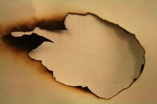 被燃烧一角的纸张图片