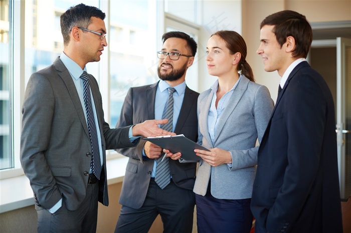 在交谈的工作团队职场人物