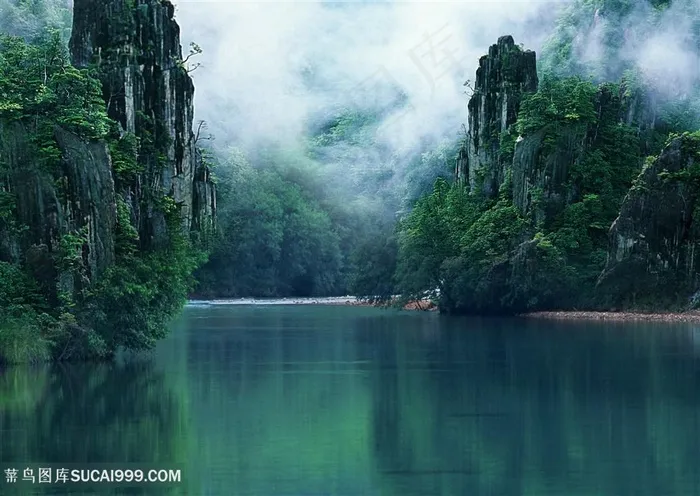 湖畔山脉风景画