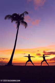 海边练瑜伽的女性高清图