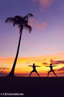 海边练瑜伽的女性高清图