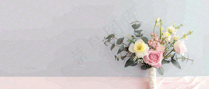 简约的墙面前有一瓶鲜花花束绿植，鲜艳清新新鲜室内装饰摄影图(1680x720)