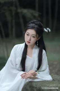 温文尔雅的白衣古装美女户外写真摄影图片