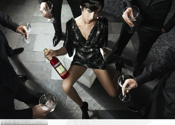 俯拍拿着红酒的美女