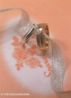 银色丝带穿起来的对戒