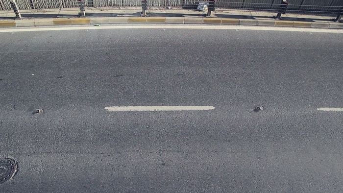 汽车经过的街道上的道路片段