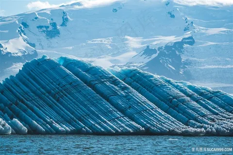 山顶雪山风景