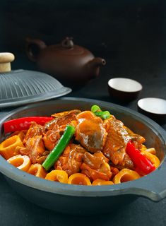 煲类火锅川菜特色菜筒笋烧黑公鸡