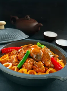 煲类火锅川菜特色菜筒笋烧黑公鸡