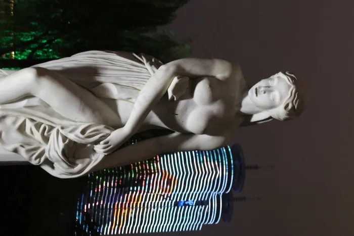 女性雕塑图