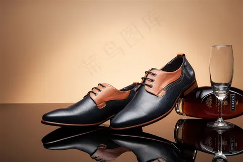 台子上的男士皮鞋图片欣赏