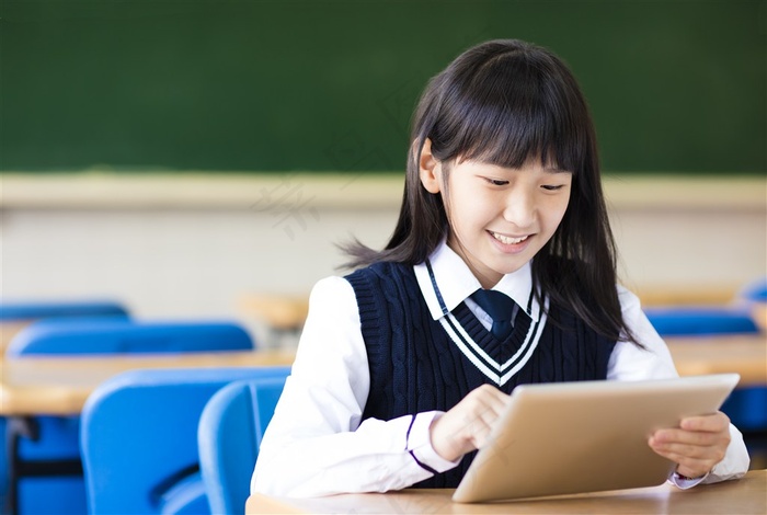 坐在教室里学习的学生图片