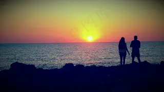 夕阳下情侣图片