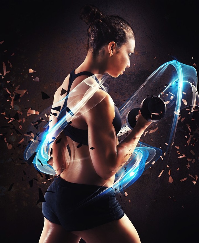 拿着哑铃的女性健美运动员高清图片