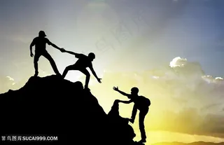 三个相互扶持的爬山者