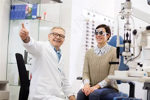 检查视力的人物高清图片