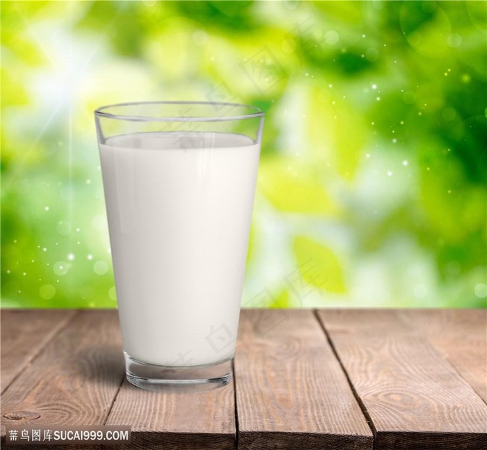 一杯牛奶与户外美景高清图片