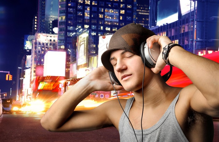 听音乐的国外帅哥