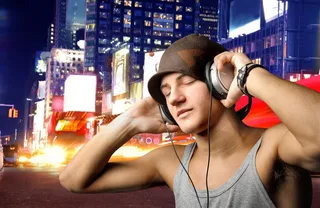 听音乐的国外帅哥