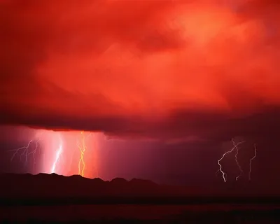 红色天空和闪电素材图片