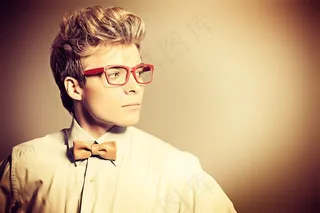 打着领结的眼镜男特写摄影高清图片