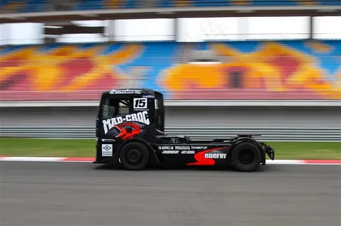 赛车系列 - 在赛道上驰骋的重型车辆