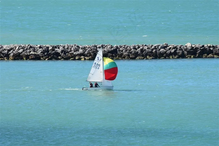 海上的帆船图片