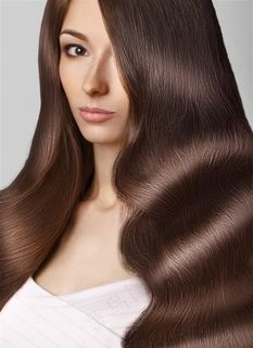 展示红色秀发的亚洲美女