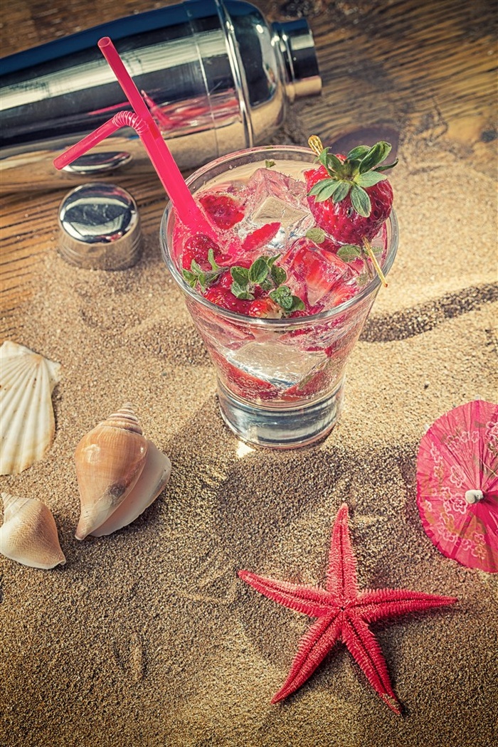 加草莓的鸡尾酒