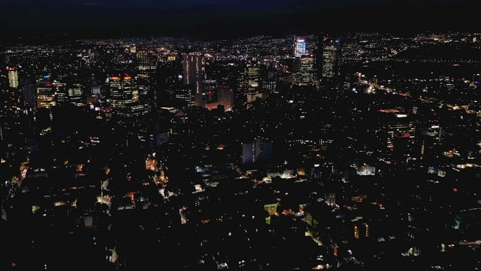 城市建筑在夜间点亮