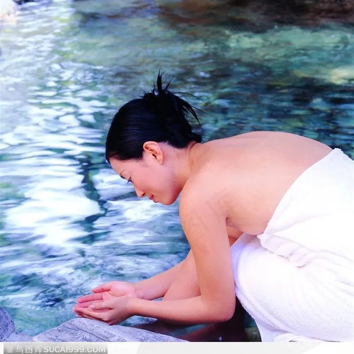 美容SPA保养-坐在池边捧水的泡澡的女性