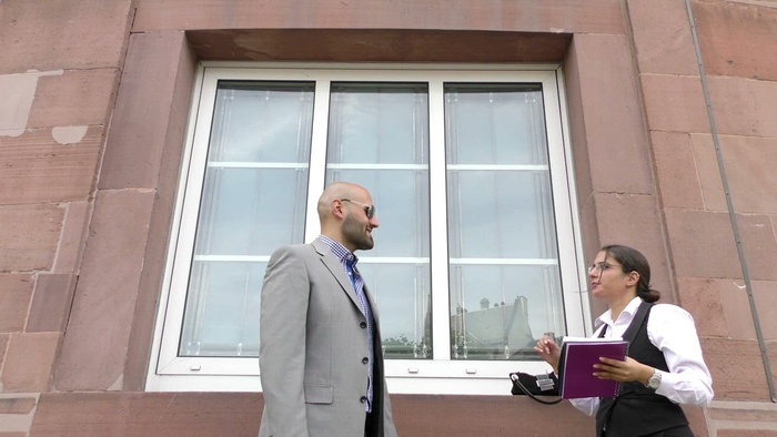 在街上的非正式商务会议