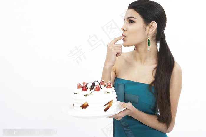 用手沾着生日蛋糕吃的长发国外美女