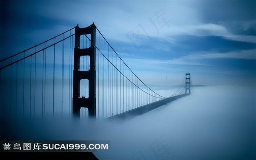 蔚蓝天空下的金门大桥