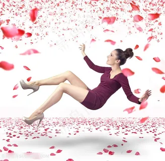 创意飞舞的花瓣与美女高清图片 创意飞舞的花瓣与美女高清图片