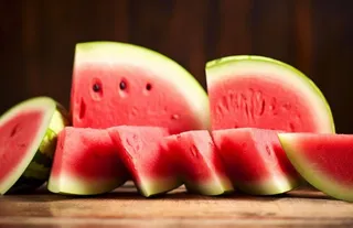 桌上切开的西瓜背景