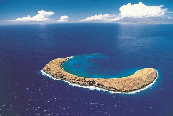 蓝色海水包围的岛屿
