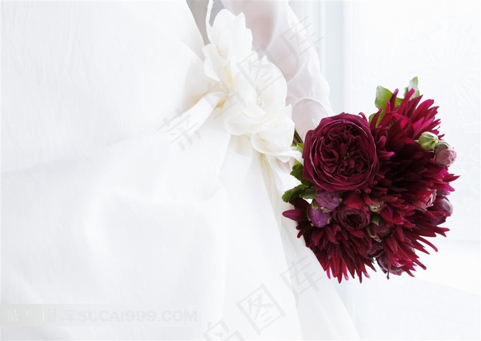 手拿酒红色捧花新娘