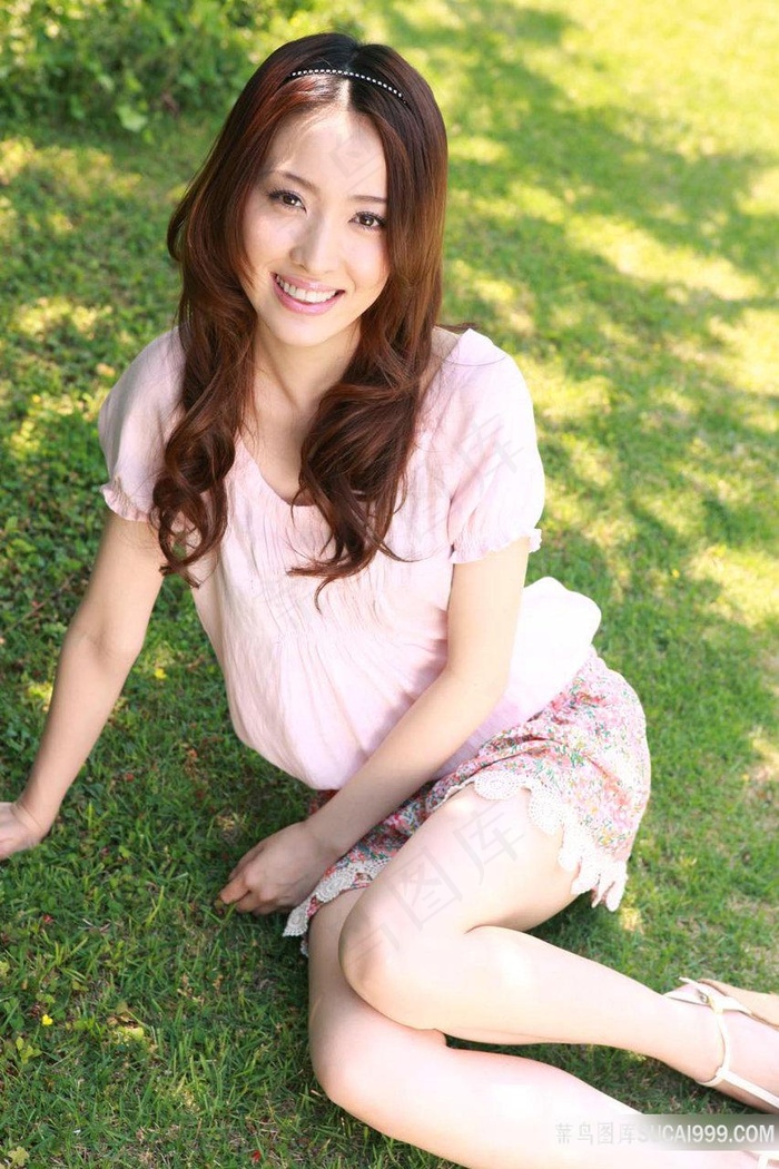 坐在草地上的日本成人AV美女图片