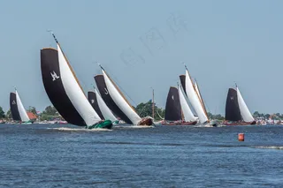 海上帆船赛图片